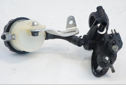 Vänster sida på Bromshuvudcylinder från en Triumph Daytona 675 -2010 motorcykel.