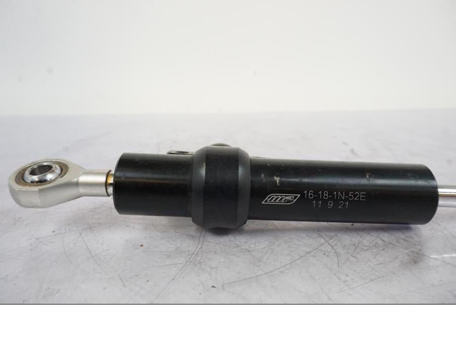 Baksidan på Styrdämpare från en KTM 1290 Super Duke -2019 motorcykel.