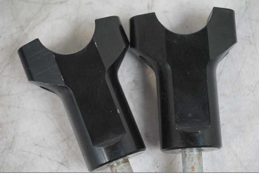 Snett uppifrån på Styrfäste från en Triumph Tiger -2009 motorcykel.