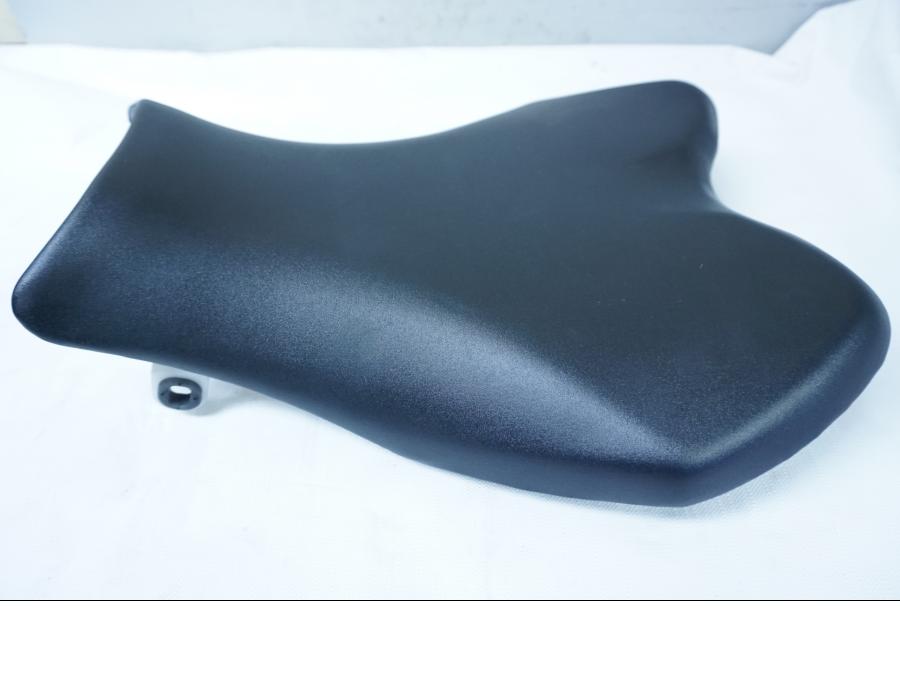 Höger sida på Sadel från en Suzuki GSX-R 1000 -2011 motorcykel.