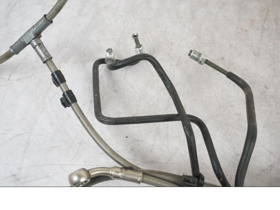 Snett nerifrån på Bromsledning från en Triumph Tiger -2009 motorcykel.