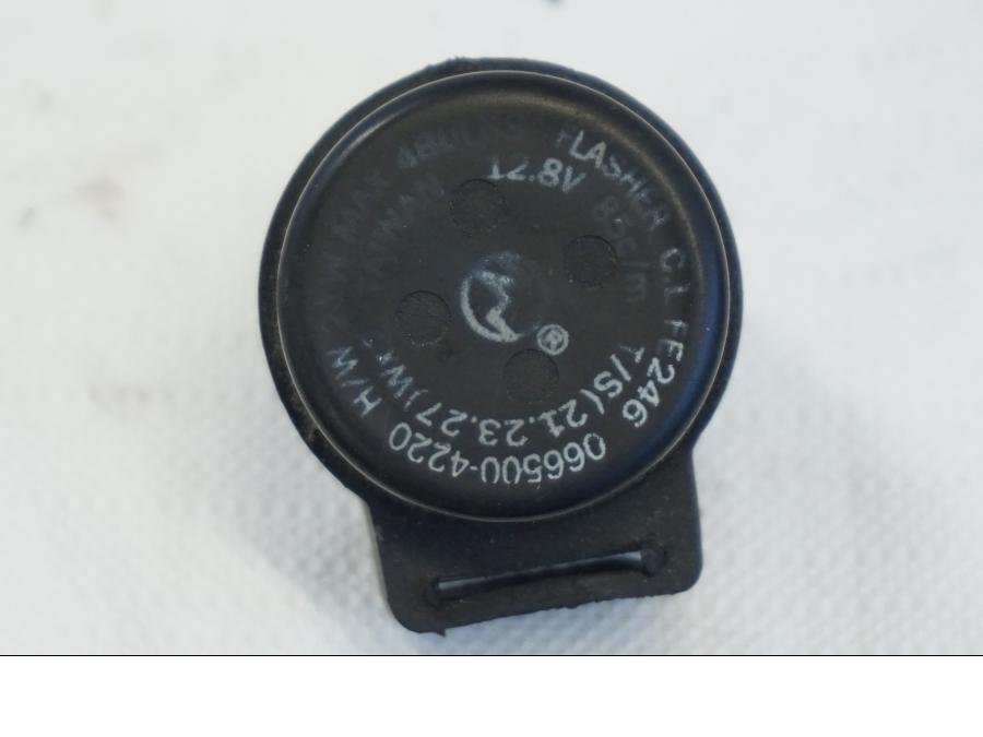 Vänster sida på Blinkersrelä från en Yamaha YZF R6 -2006 motorcykel.