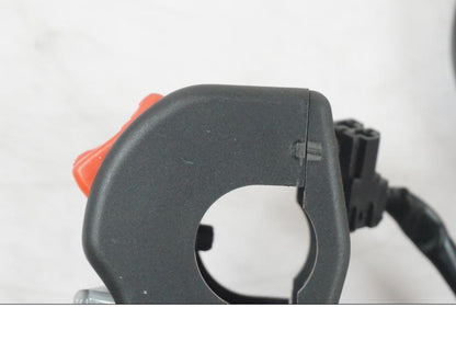 Snett uppifrån på Styrelreglage från en Kawasaki ZZ-R 1400 -2009 motorcykel.