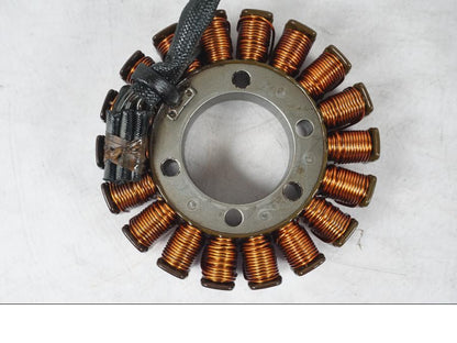 Snett nerifrån på Generator från en KTM 690 Duke -2015 motorcykel.