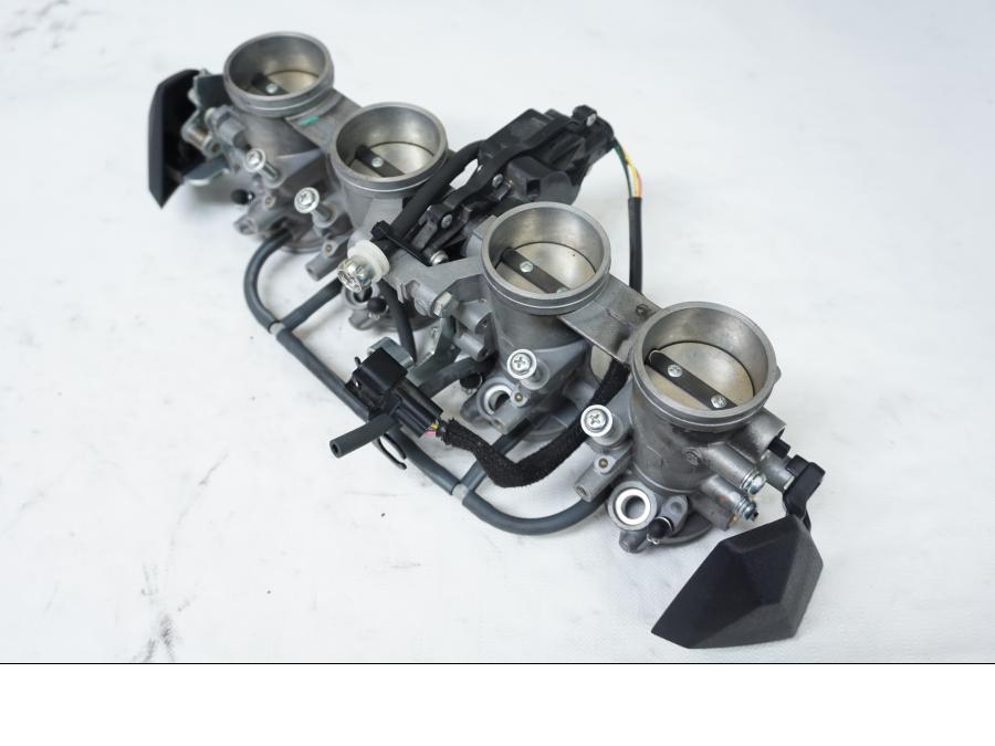 Baksidan på Spjällhus från en Kawasaki Z 800 -2013 motorcykel.