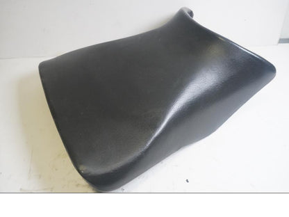 Höger sida på Sadel från en Yamaha YZF 1000 R -1999 motorcykel.