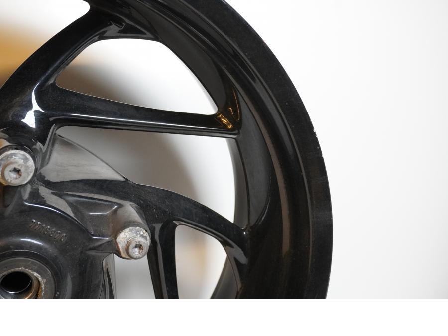 Vänster sida på Fälg från en BMW F 800 R -2011 motorcykel.