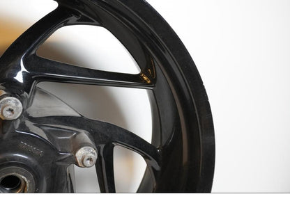 Vänster sida på Fälg från en BMW F 800 R -2011 motorcykel.