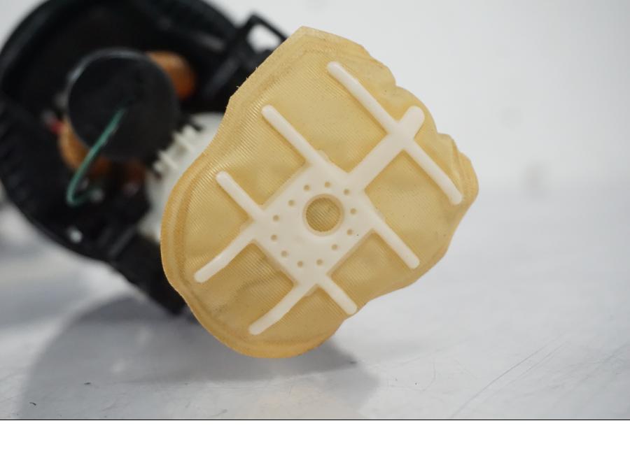 Snett uppifrån på Bensinpump insprut från en BMW F 650 CS -2002 motorcykel.