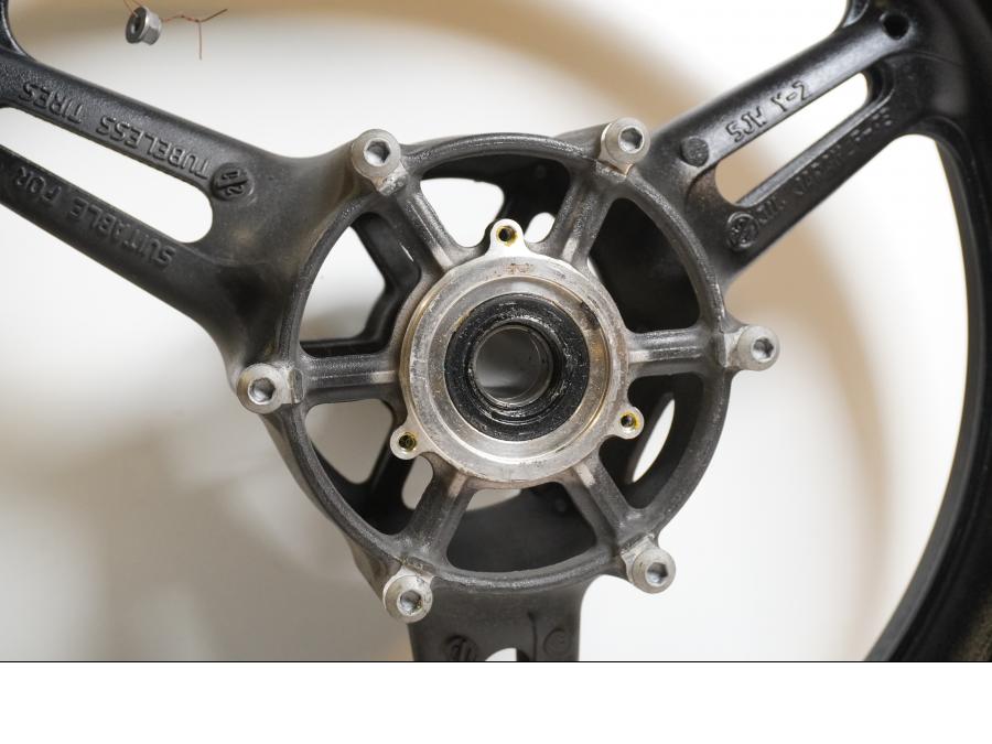 Baksidan på Fälg från en Yamaha FJR 1300 -2016 motorcykel.