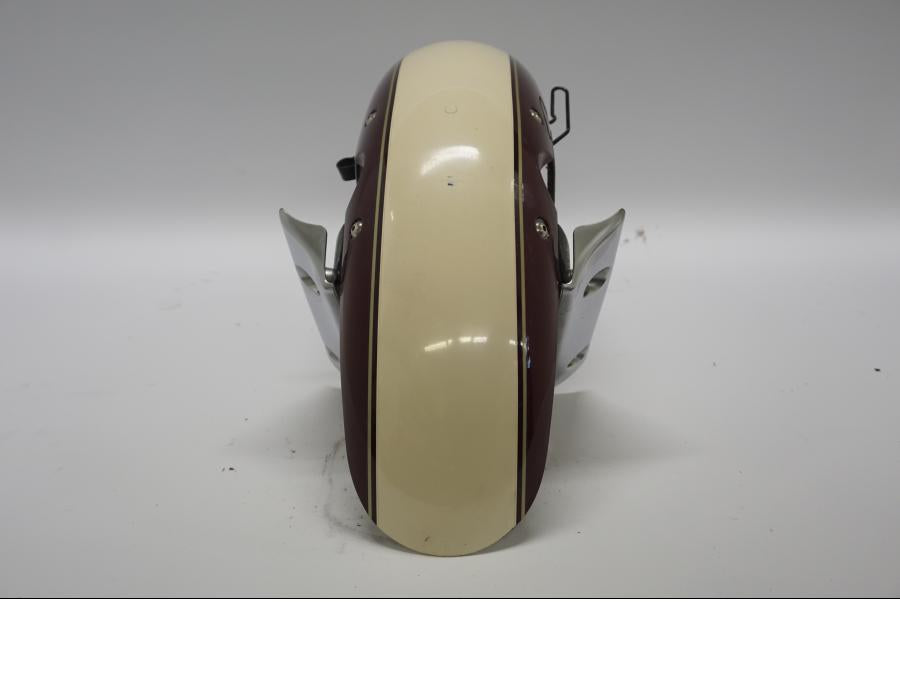 Vänster sida på Framskärm från en Suzuki VZ 800 -1998 motorcykel.