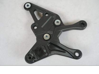 Framsidan på Fotpinnefäste från en Kawasaki Z 900 -2021 motorcykel.