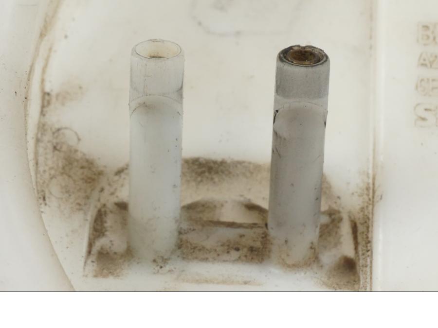 Höger sida på Bensintanksanslutning från en BMW R 1200 GS -2005 motorcykel.