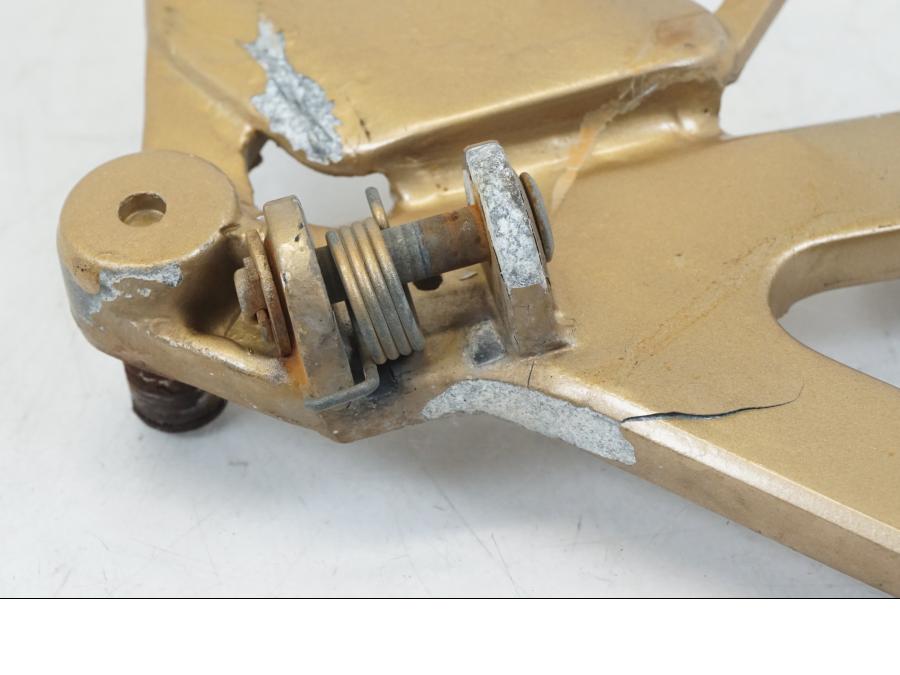 Baksidan på Fotpinnefäste från en Honda NSR 125 -1991 motorcykel.