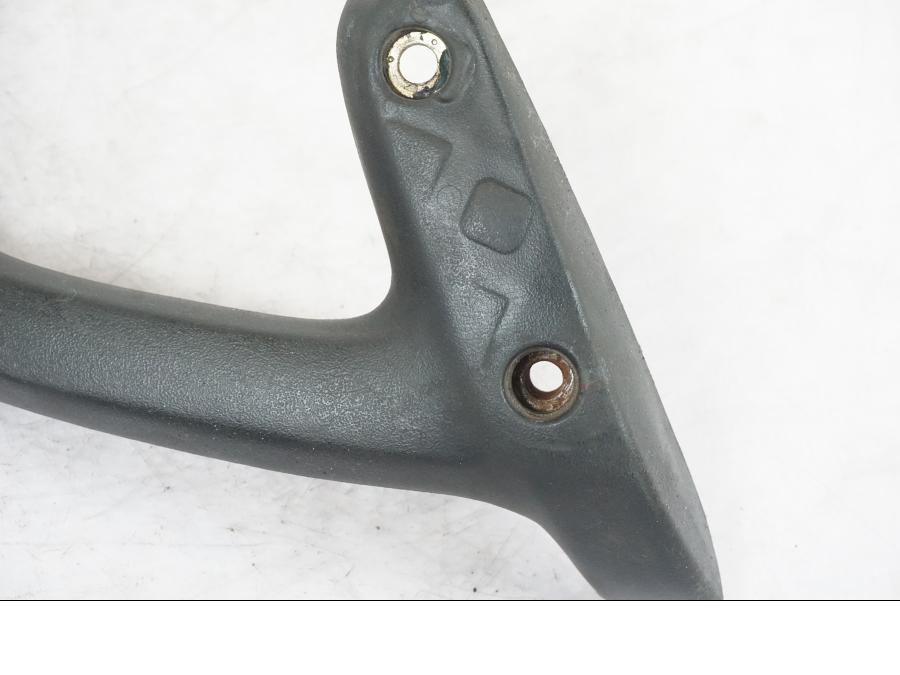 Baksidan på Passagerarhandtag från en Honda NT 650 V -2002 motorcykel.