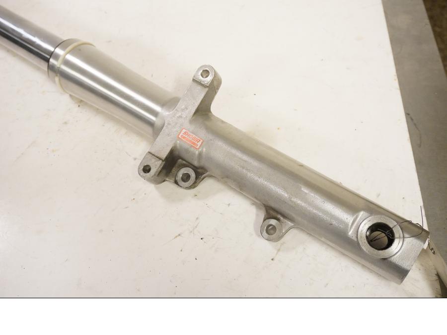 Vänster sida på Gaffelben från en Yamaha XV 1600 -2002 motorcykel.