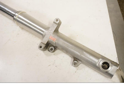 Vänster sida på Gaffelben från en Yamaha XV 1600 -2002 motorcykel.