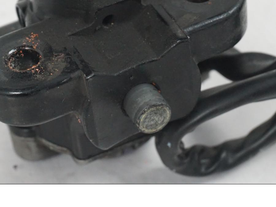 Extrabild3 på <p>Låssats från Suzuki SV 1000 S 2004.</p>

<p>1st nyckel, tanklock, sadellås och tändningslås.</p> motorcykel.