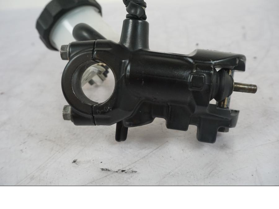 Baksidan på Bromshuvudcylinder från en Suzuki GSX-R 1000 -2005 motorcykel.