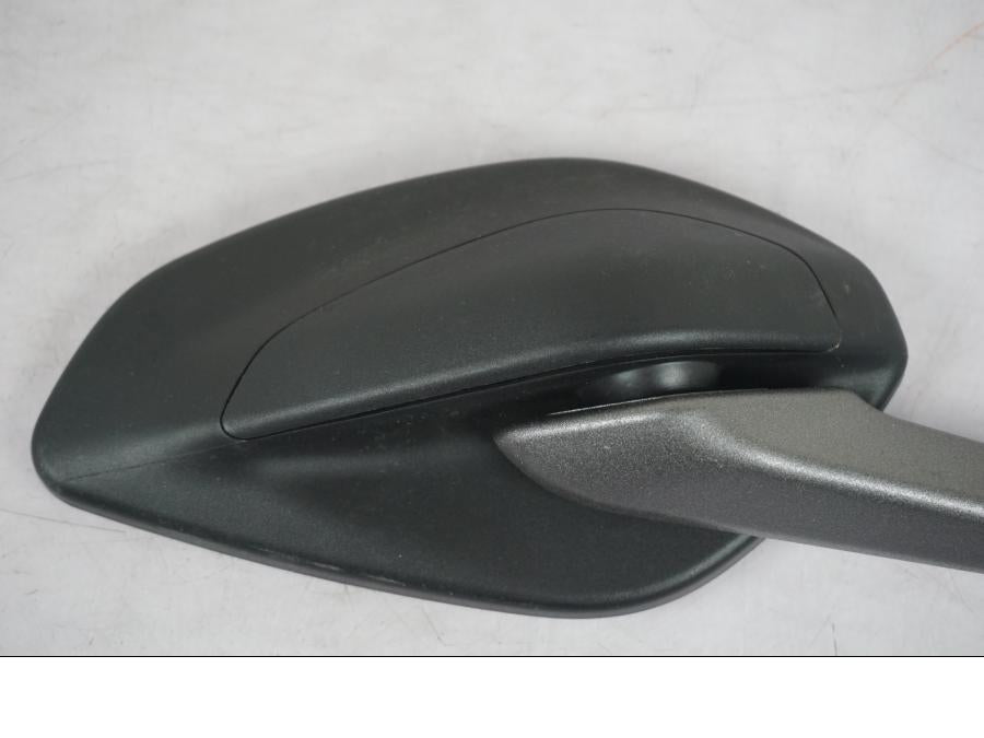 Vänster sida på Backspegel från en Ducati Monster 1200 -2014 motorcykel.