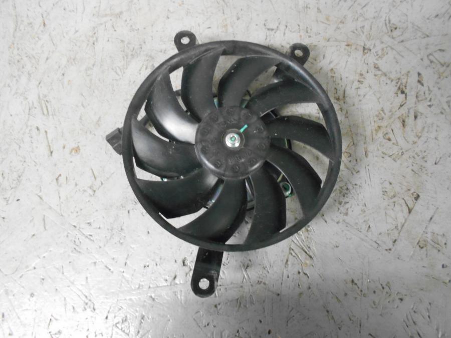 Framsidan på Vattenkylfläkt från en Triumph Tiger 800 -2016 motorcykel.