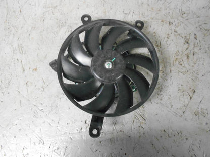 Framsidan på Vattenkylfläkt från en Triumph Tiger 800 -2016 motorcykel.