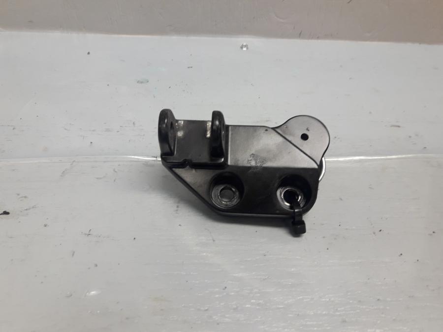 Framsidan på Fotpinnefäste från en Suzuki DL 1000 -2018 motorcykel.