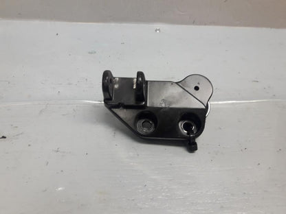 Framsidan på Fotpinnefäste från en Suzuki DL 1000 -2018 motorcykel.