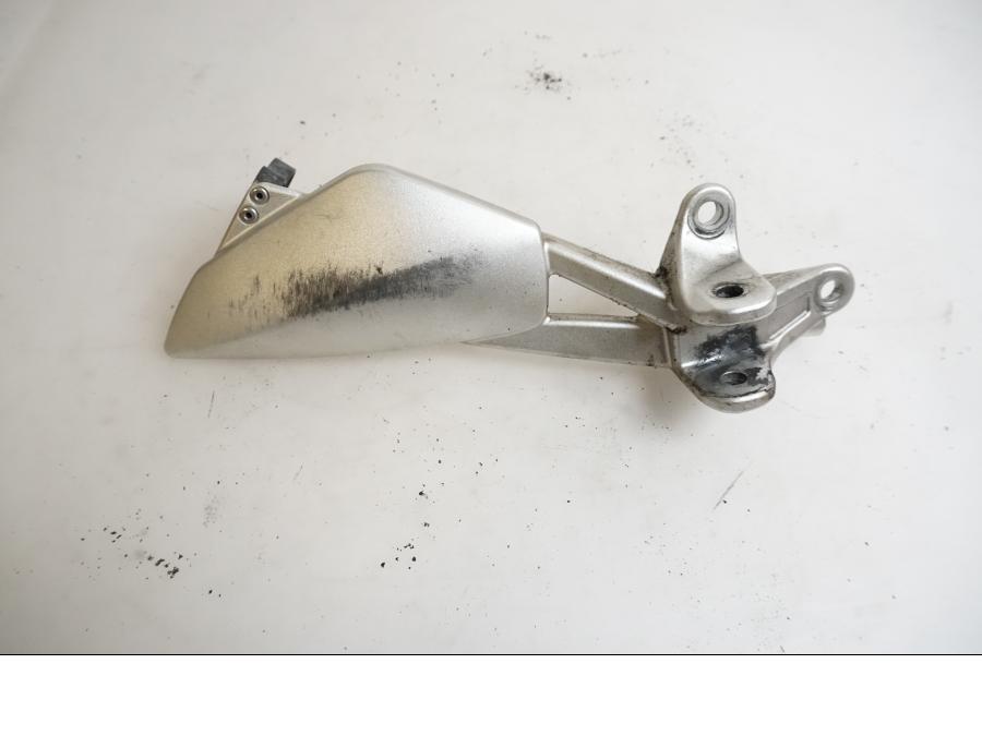 Framsidan på Fotpinnefäste från en BMW K 1200 S -2007 motorcykel.