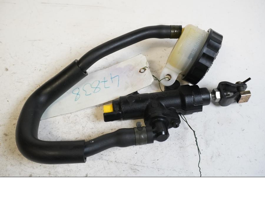 Framsidan på Bromshuvudcylinder från en Honda CB 600 Hornet -2003 motorcykel.