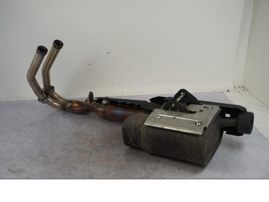 Baksidan på Avgassystem från en Kawasaki Vulcan S -2023 motorcykel.