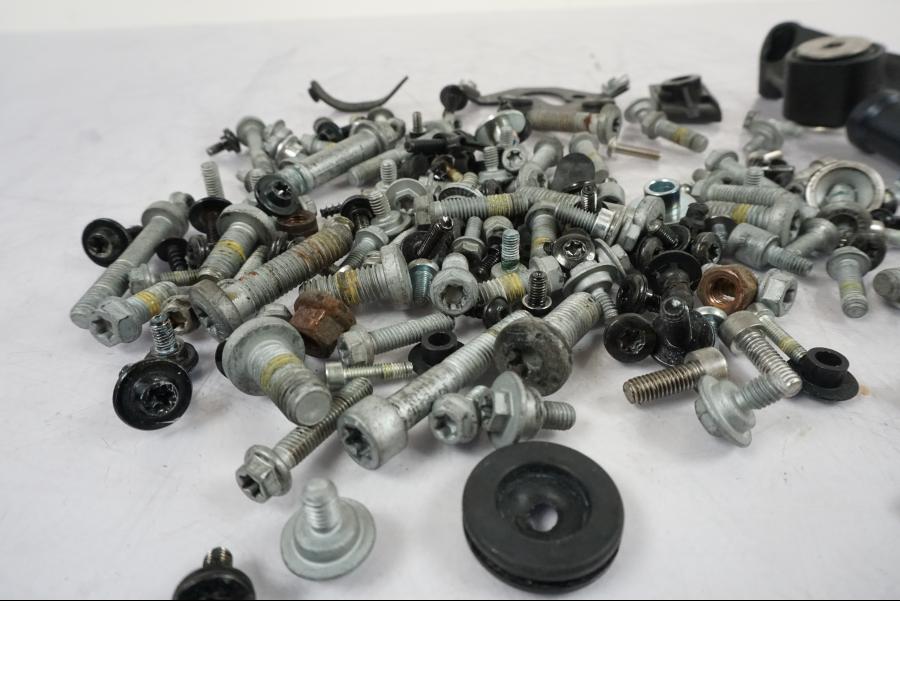 Snett uppifrån på Skruv / Mutter etc från en KTM 790 Duke -2019 motorcykel.