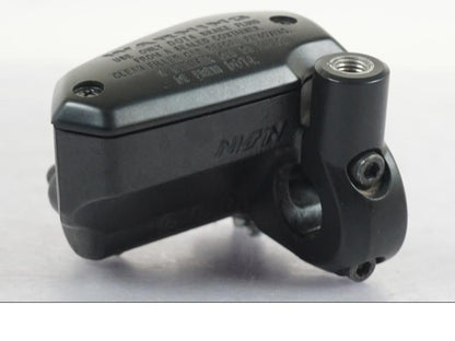 Vänster sida på Bromshuvudcylinder från en Kawasaki Z 900 -2019 motorcykel.