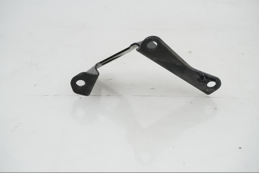 Snett nerifrån på Bensinpump insprut från en KTM 1290 Super Adventure S -2022 motorcykel.