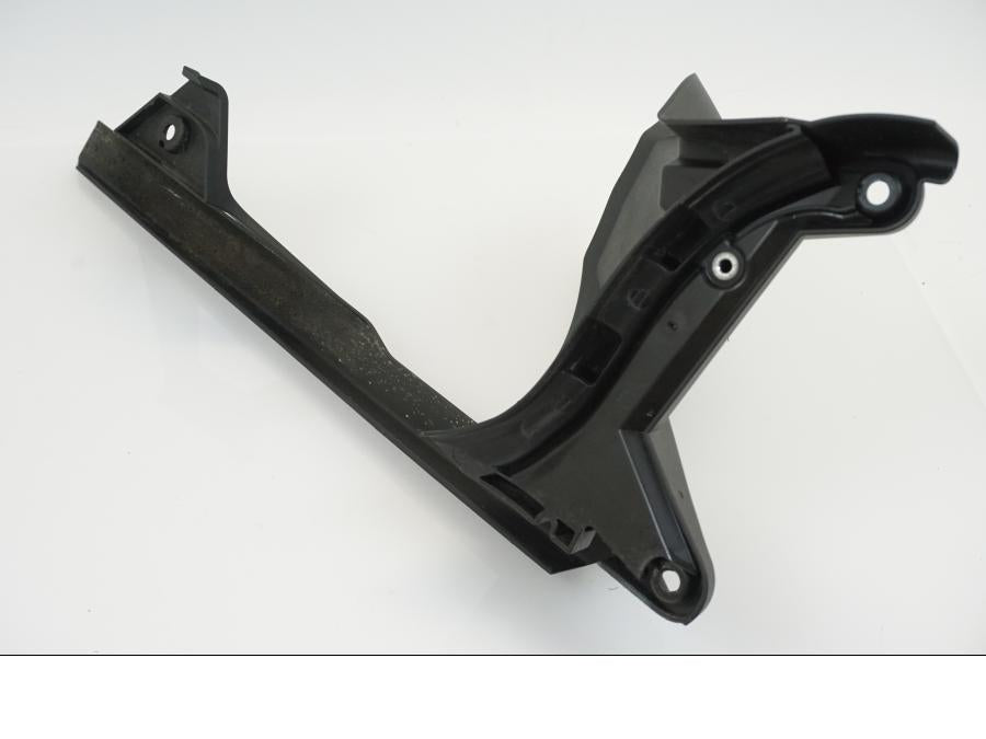 Snett nerifrån på Kedjeskydd från en KTM 1290 Super Duke -2020 motorcykel.