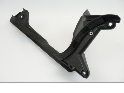 Snett nerifrån på Kedjeskydd från en KTM 1290 Super Duke -2020 motorcykel.