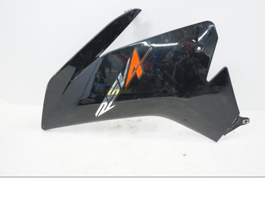 Framsidan på Sidkåpa från en Aprilia RSV 1000 -2010 motorcykel.