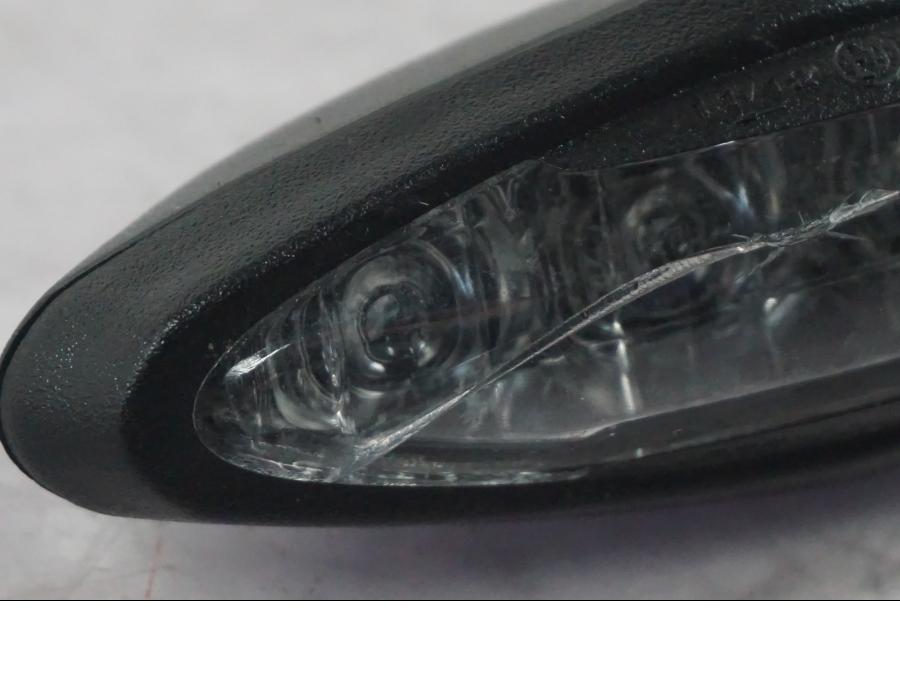 Vänster sida på Blinkers LED från en KTM 1290 Super Duke R -2022 motorcykel.