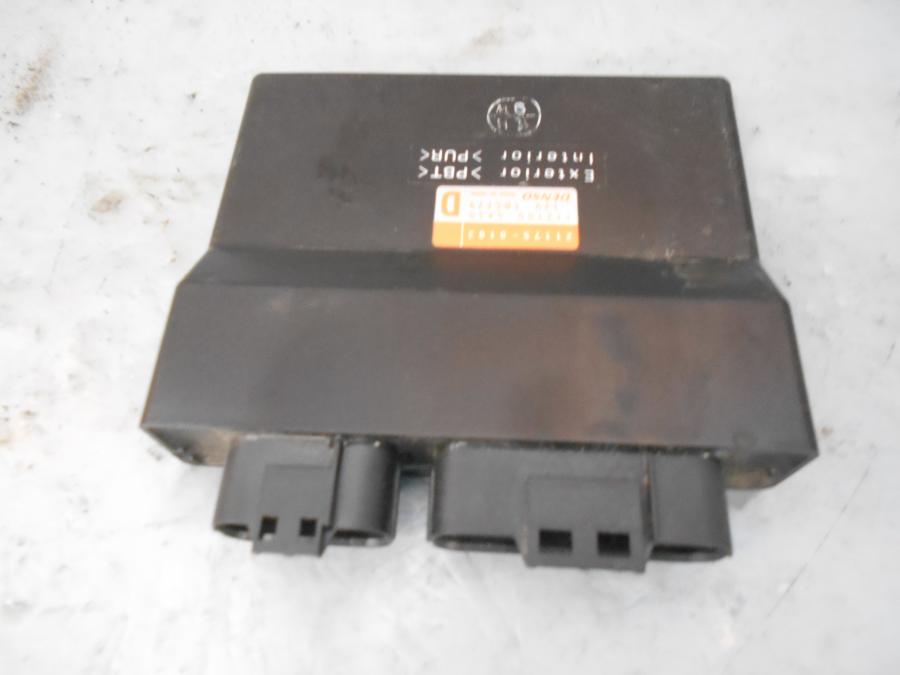 Framsidan på CDI / ECU från en Kawasaki Versys 650 -2007 motorcykel.