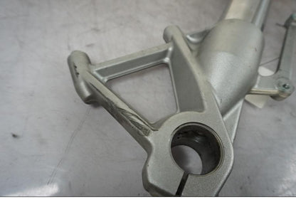 Snett uppifrån på Gaffelben från en BMW S 1000 XR -2019 motorcykel.