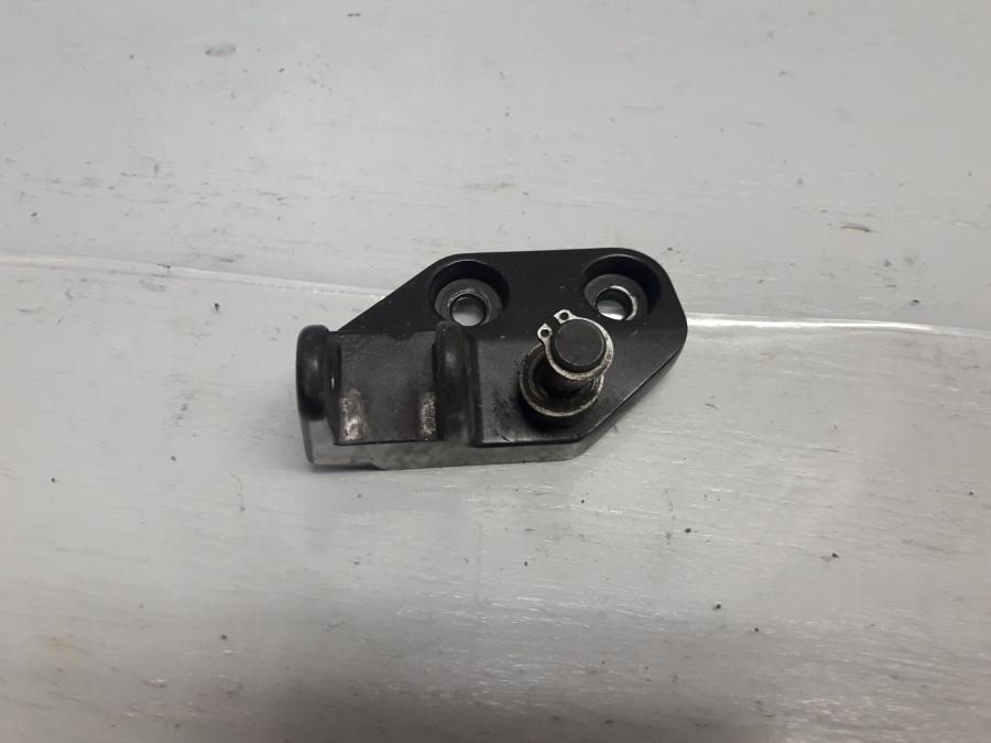 Baksidan på Fotpinnefäste från en Suzuki DL 1000 -2018 motorcykel.