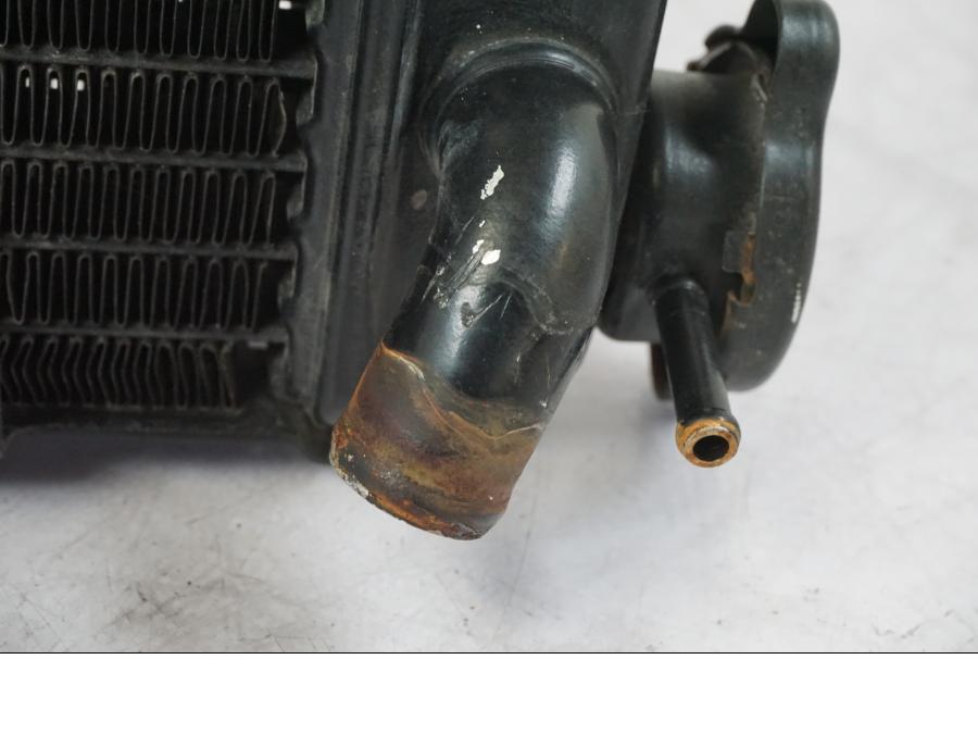 Vänster sida på Vattenkyl från en Kawasaki KL 650A -1987 motorcykel.