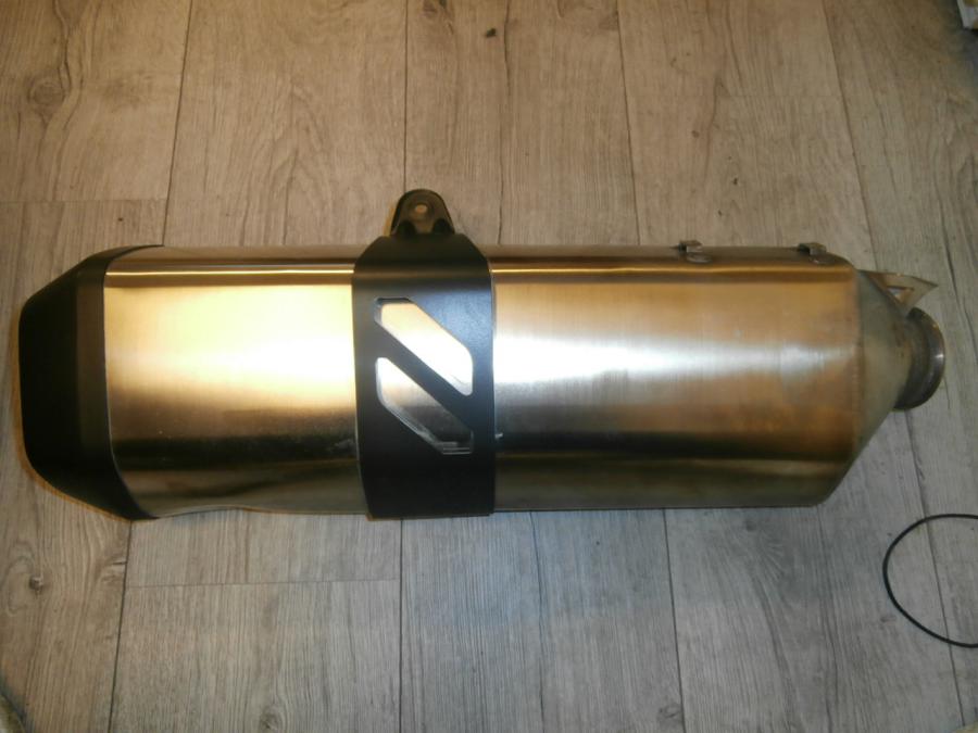 Framsidan på Ljuddämpare från en KTM 1190 Adventure -2014 motorcykel.