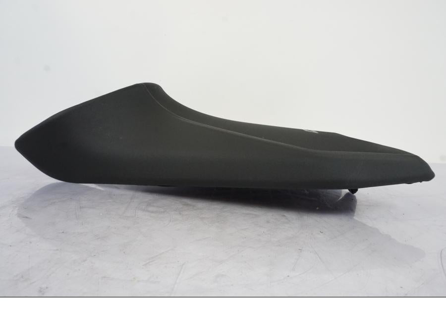 Höger sida på Sadel från en KTM 790 Duke -2019 motorcykel.