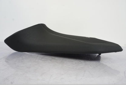 Höger sida på Sadel från en KTM 790 Duke -2019 motorcykel.