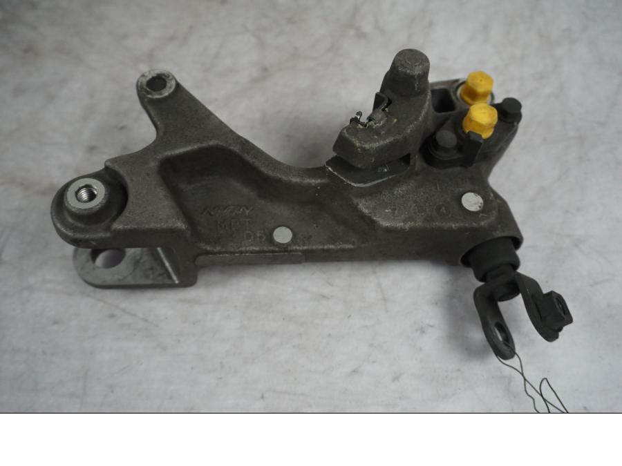 Framsidan på Bromsoksfäste från en Honda XL 1000 V -2008 motorcykel.