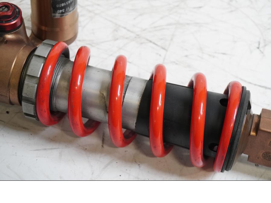 Höger sida på Stötdämpare från en BMW S 1000 RR -2010 motorcykel.