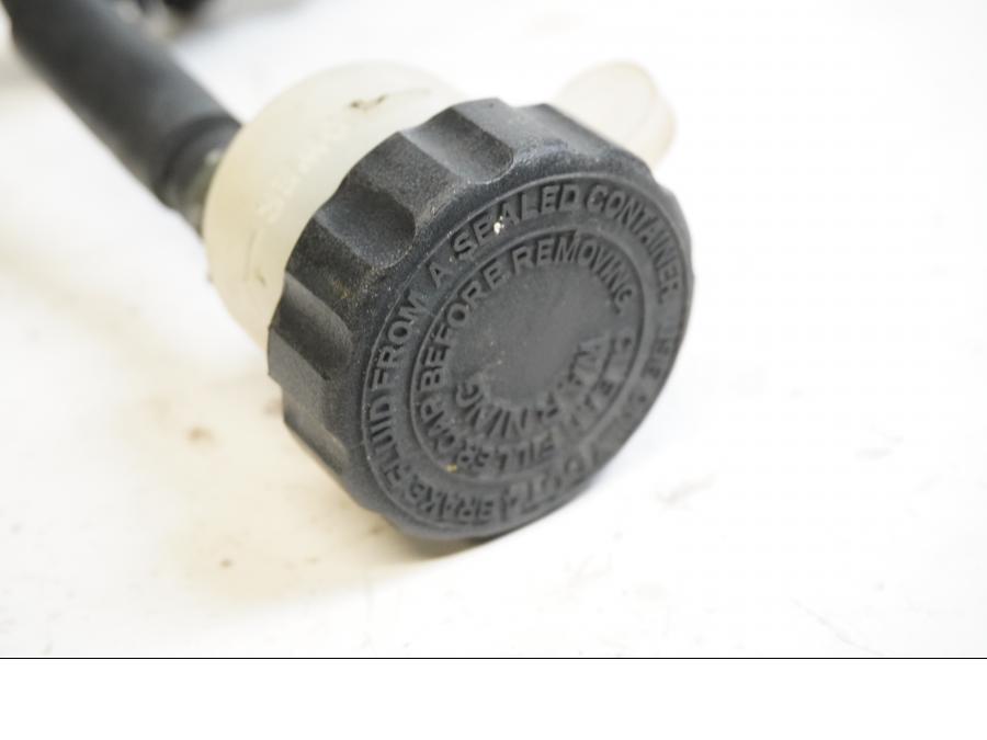 Vänster sida på Bromshuvudcylinder från en Yamaha YZF R6 -2000 motorcykel.