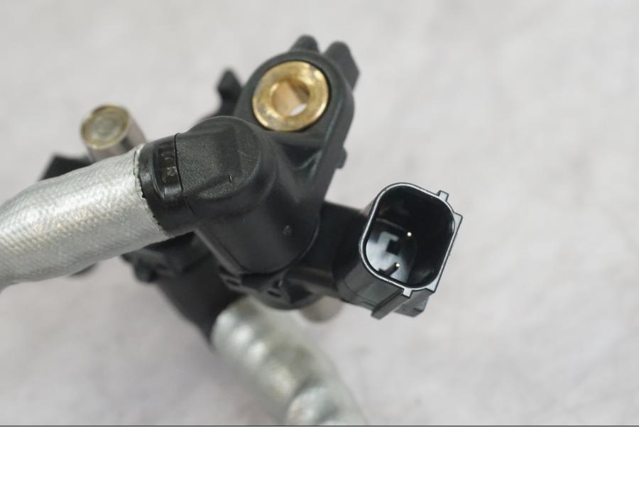 Baksidan på Fuel Rail från en KTM 1290 Super Duke R -2022 motorcykel.