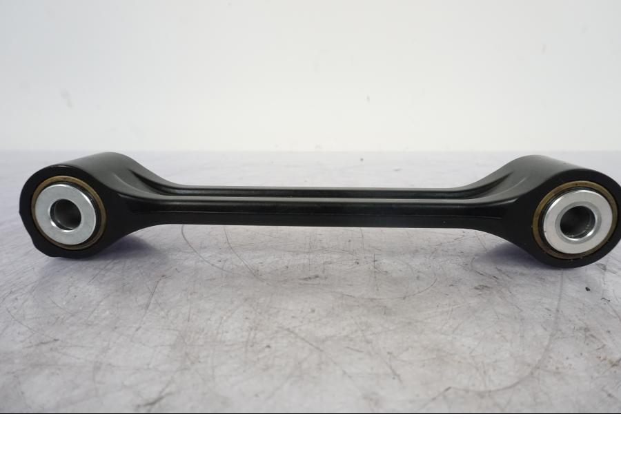 Höger sida på Länkarm från en KTM 1290 Super Duke R -2023 motorcykel.